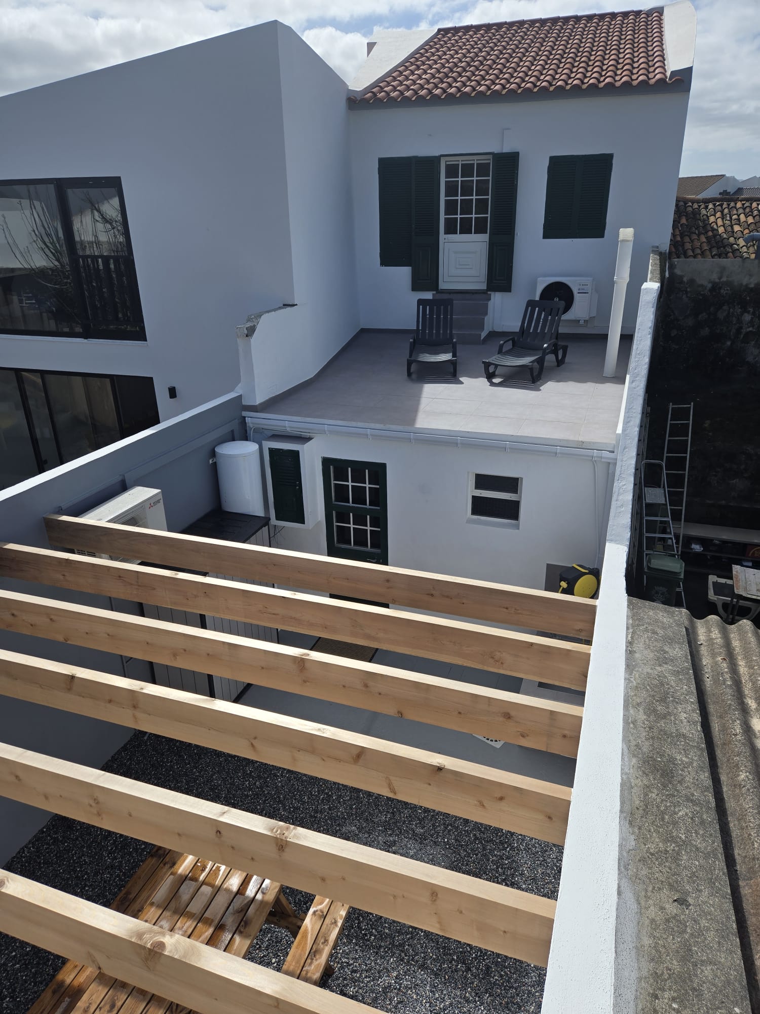 Cour et terrasse extérieure, vue 3